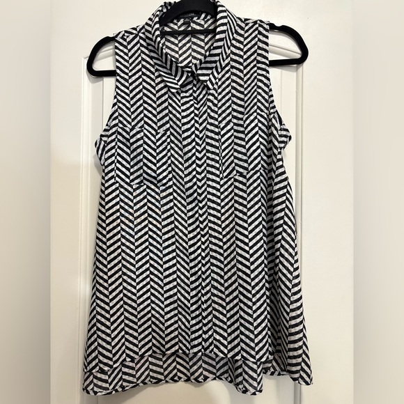 Notations Tops - Black and White Sleeveless Chevron Top